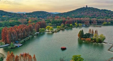 Taihu Lake Scenic Area – En Idyllisk Säsong För Romantik och Naturupplevelser!